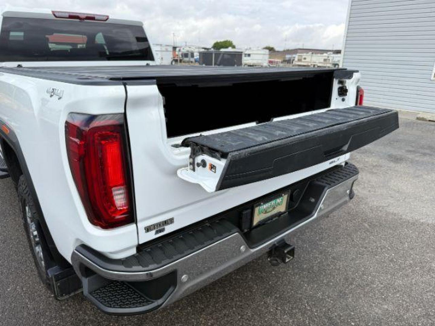 2022 Summit White /Jet Black GMC Sierra 3500HD (1GT49UEY8NF) with an Duramax 66L V-8 diesel direct injection engine, Automatic transmission, located at 1175 N Woodruff Ave, Idaho Falls, ID, 83401, 43.506901, -111.999657 - At Timberline Auto, finding a great deal on your next vehicle is always easy! Our experienced sales staff's goal is to help find you the right vehicle at the right price! Our knowledgeable finance department has options for almost any credit score. We offer extended service contract options to prote - Photo#30