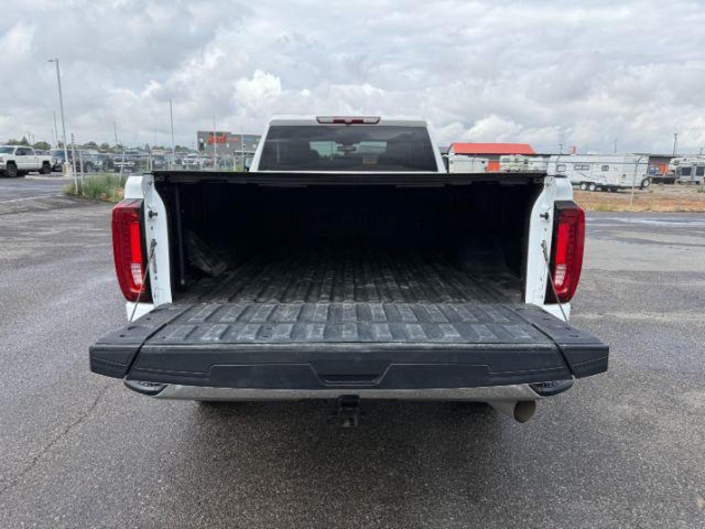 2022 Summit White /Jet Black GMC Sierra 3500HD (1GT49UEY8NF) with an Duramax 66L V-8 diesel direct injection engine, Automatic transmission, located at 1175 N Woodruff Ave, Idaho Falls, ID, 83401, 43.506901, -111.999657 - At Timberline Auto, finding a great deal on your next vehicle is always easy! Our experienced sales staff's goal is to help find you the right vehicle at the right price! Our knowledgeable finance department has options for almost any credit score. We offer extended service contract options to prote - Photo#31