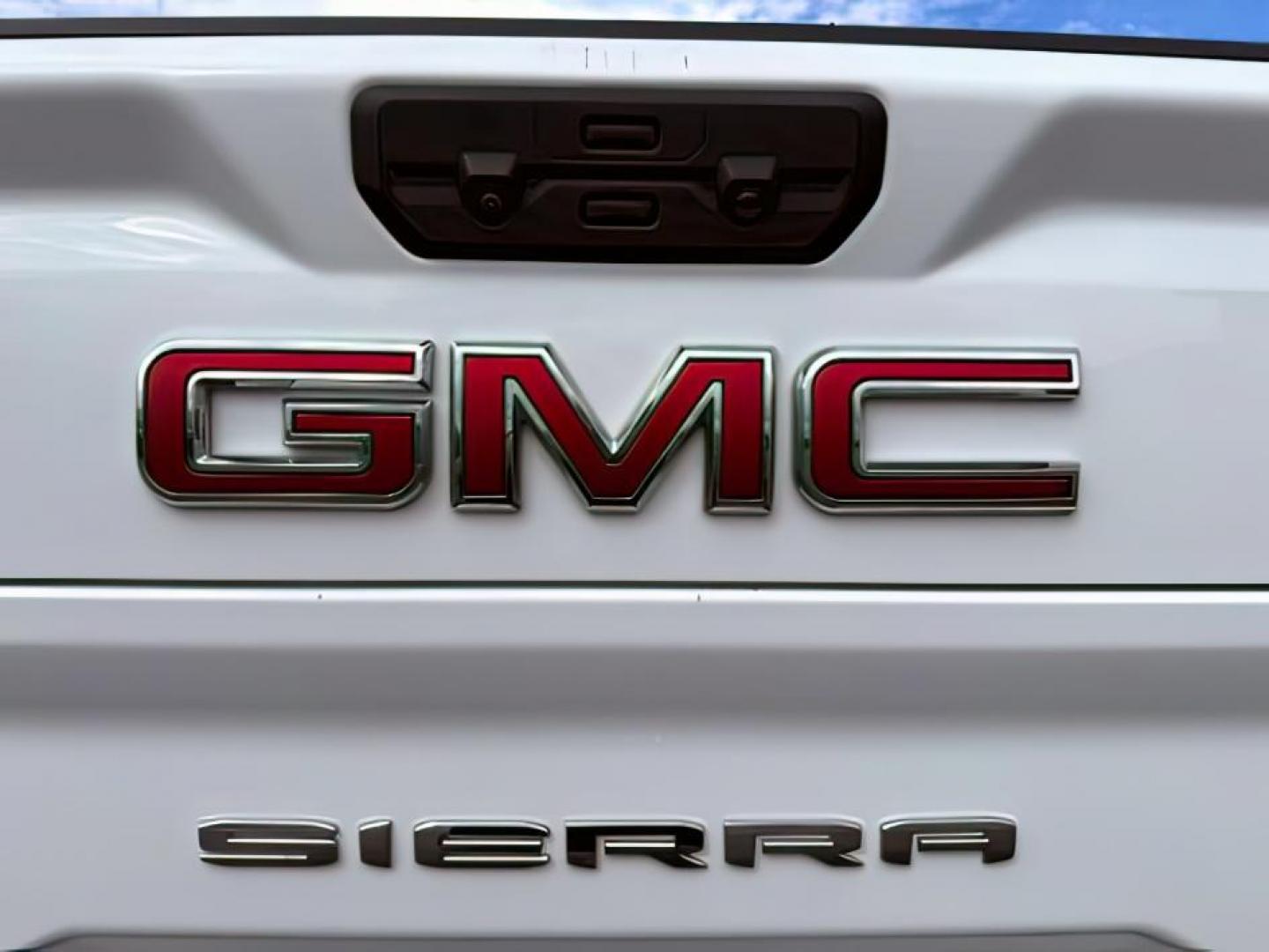 2022 Summit White /Jet Black GMC Sierra 3500HD (1GT49UEY8NF) with an Duramax 66L V-8 diesel direct injection engine, Automatic transmission, located at 1175 N Woodruff Ave, Idaho Falls, ID, 83401, 43.506901, -111.999657 - At Timberline Auto, finding a great deal on your next vehicle is always easy! Our experienced sales staff's goal is to help find you the right vehicle at the right price! Our knowledgeable finance department has options for almost any credit score. We offer extended service contract options to prote - Photo#4