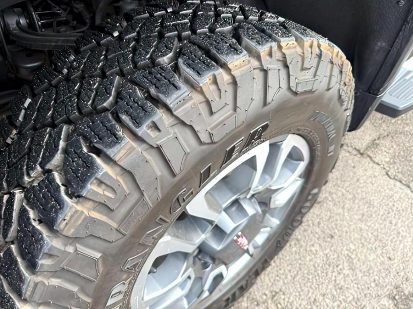2022 Summit White /Jet Black GMC Sierra 3500HD (1GT49UEY8NF) with an Duramax 66L V-8 diesel direct injection engine, Automatic transmission, located at 1175 N Woodruff Ave, Idaho Falls, ID, 83401, 43.506901, -111.999657 - At Timberline Auto, finding a great deal on your next vehicle is always easy! Our experienced sales staff's goal is to help find you the right vehicle at the right price! Our knowledgeable finance department has options for almost any credit score. We offer extended service contract options to prote - Photo#11