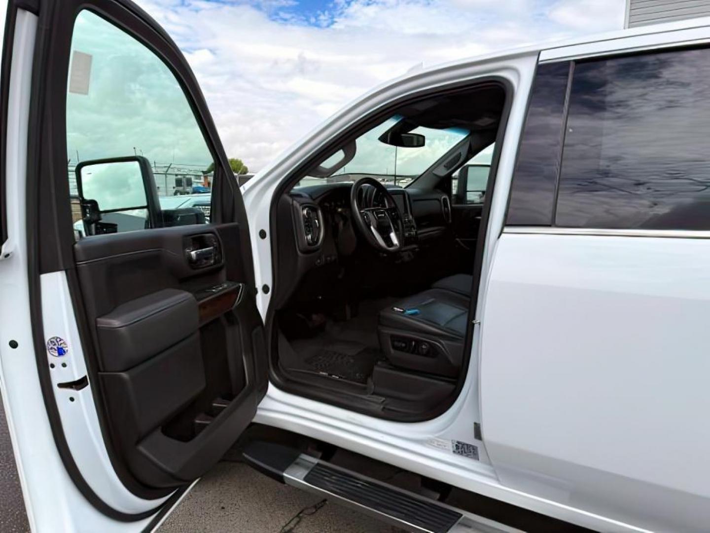 2022 Summit White /Jet Black GMC Sierra 3500HD (1GT49UEY8NF) with an Duramax 66L V-8 diesel direct injection engine, Automatic transmission, located at 1175 N Woodruff Ave, Idaho Falls, ID, 83401, 43.506901, -111.999657 - At Timberline Auto, finding a great deal on your next vehicle is always easy! Our experienced sales staff's goal is to help find you the right vehicle at the right price! Our knowledgeable finance department has options for almost any credit score. We offer extended service contract options to prote - Photo#12
