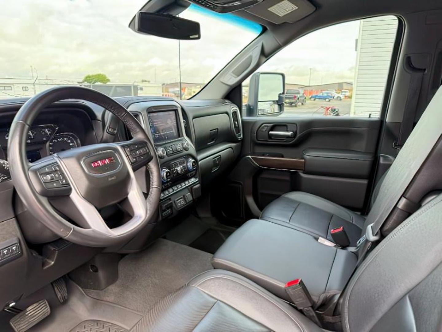 2022 Summit White /Jet Black GMC Sierra 3500HD (1GT49UEY8NF) with an Duramax 66L V-8 diesel direct injection engine, Automatic transmission, located at 1175 N Woodruff Ave, Idaho Falls, ID, 83401, 43.506901, -111.999657 - At Timberline Auto, finding a great deal on your next vehicle is always easy! Our experienced sales staff's goal is to help find you the right vehicle at the right price! Our knowledgeable finance department has options for almost any credit score. We offer extended service contract options to prote - Photo#14