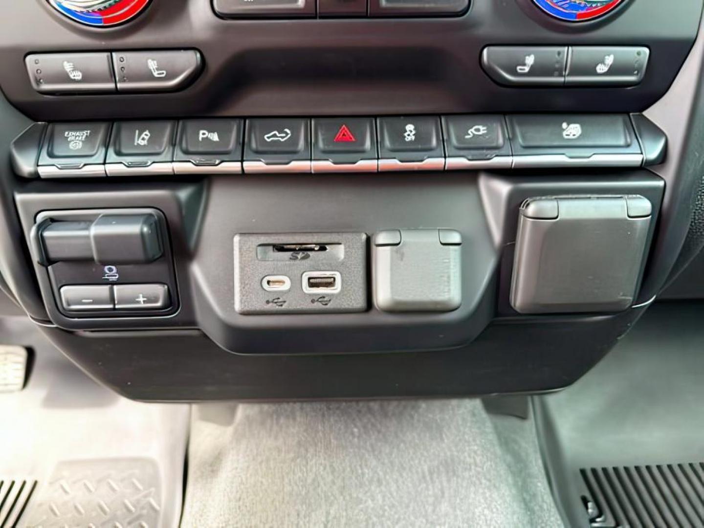 2022 Summit White /Jet Black GMC Sierra 3500HD (1GT49UEY8NF) with an Duramax 66L V-8 diesel direct injection engine, Automatic transmission, located at 1175 N Woodruff Ave, Idaho Falls, ID, 83401, 43.506901, -111.999657 - At Timberline Auto, finding a great deal on your next vehicle is always easy! Our experienced sales staff's goal is to help find you the right vehicle at the right price! Our knowledgeable finance department has options for almost any credit score. We offer extended service contract options to prote - Photo#16