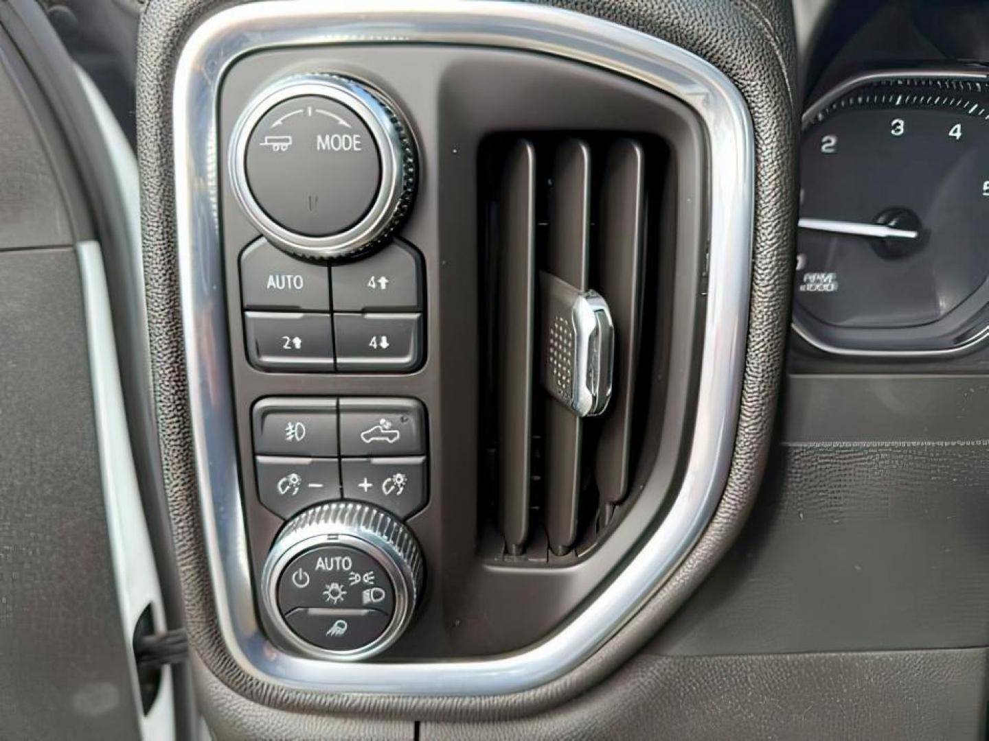 2022 Summit White /Jet Black GMC Sierra 3500HD (1GT49UEY8NF) with an Duramax 66L V-8 diesel direct injection engine, Automatic transmission, located at 1175 N Woodruff Ave, Idaho Falls, ID, 83401, 43.506901, -111.999657 - At Timberline Auto, finding a great deal on your next vehicle is always easy! Our experienced sales staff's goal is to help find you the right vehicle at the right price! Our knowledgeable finance department has options for almost any credit score. We offer extended service contract options to prote - Photo#18