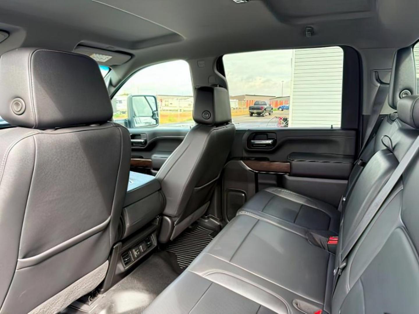 2022 Summit White /Jet Black GMC Sierra 3500HD (1GT49UEY8NF) with an Duramax 66L V-8 diesel direct injection engine, Automatic transmission, located at 1175 N Woodruff Ave, Idaho Falls, ID, 83401, 43.506901, -111.999657 - At Timberline Auto, finding a great deal on your next vehicle is always easy! Our experienced sales staff's goal is to help find you the right vehicle at the right price! Our knowledgeable finance department has options for almost any credit score. We offer extended service contract options to prote - Photo#23