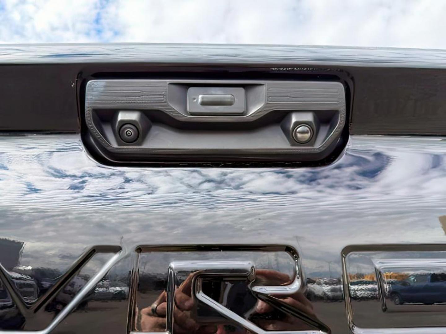 2024 Black /LEATHER Chevrolet Silverado 3500HD (2GC4YVEY3R1) with an Duramax 66L V-8 diesel direct injection engine, Automatic transmission, located at 1175 N Woodruff Ave, Idaho Falls, ID, 83401, 43.506901, -111.999657 - At Timberline Auto, finding a great deal on your next vehicle is always easy! Our experienced sales staff's goal is to help find you the right vehicle at the right price! Our knowledgeable finance department has options for almost any credit score. We offer extended service contract options to prote - Photo#4