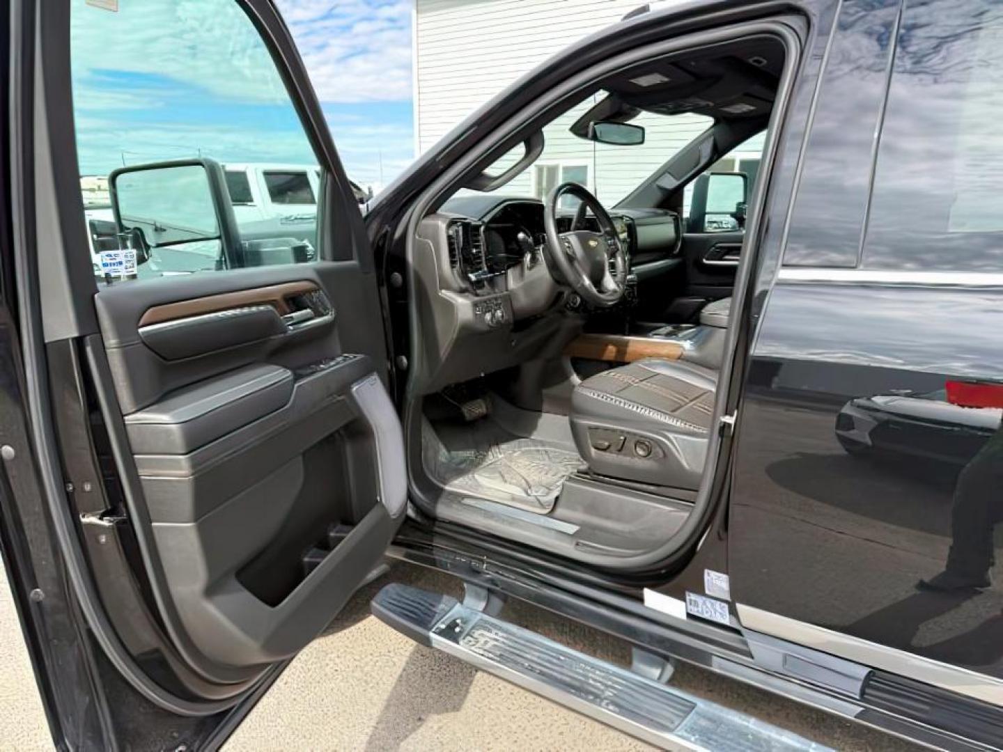 2024 Black /LEATHER Chevrolet Silverado 3500HD (2GC4YVEY3R1) with an Duramax 66L V-8 diesel direct injection engine, Automatic transmission, located at 1175 N Woodruff Ave, Idaho Falls, ID, 83401, 43.506901, -111.999657 - At Timberline Auto, finding a great deal on your next vehicle is always easy! Our experienced sales staff's goal is to help find you the right vehicle at the right price! Our knowledgeable finance department has options for almost any credit score. We offer extended service contract options to prote - Photo#11