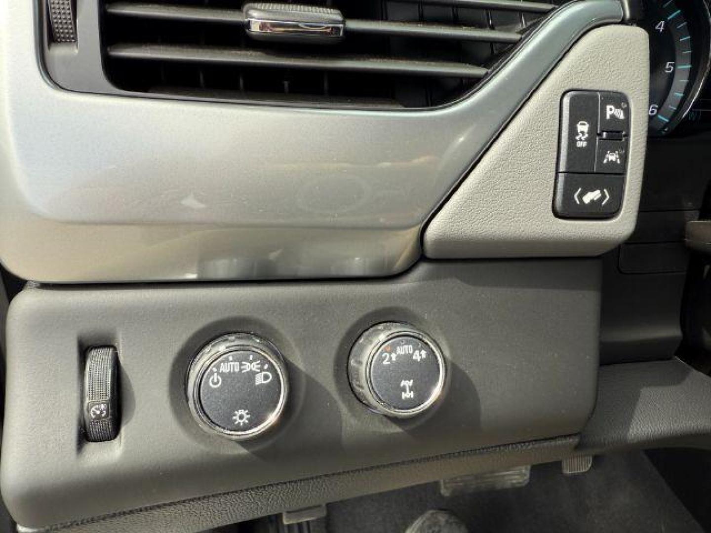2020 Silver Ice Metallic /Jet Black Chevrolet Tahoe (1GNSKBKC7LR) with an EcoTec3 53L V-8 gasoline direct injection engine, Automatic transmission, located at 1175 N Woodruff Ave, Idaho Falls, ID, 83401, 43.506901, -111.999657 - At Timberline Auto, finding a great deal on your next vehicle is always easy! Our experienced sales staff's goal is to help find you the right vehicle at the right price! Our knowledgeable finance department has options for almost any credit score. We offer extended service contract options to prote - Photo#43