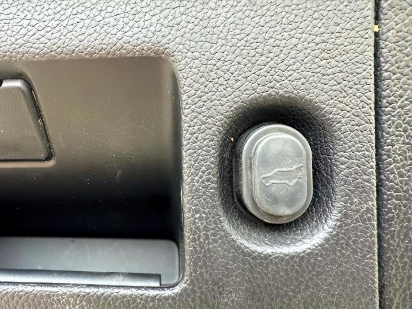 2020 Silver Ice Metallic /Jet Black Chevrolet Tahoe (1GNSKBKC7LR) with an EcoTec3 53L V-8 gasoline direct injection engine, Automatic transmission, located at 1175 N Woodruff Ave, Idaho Falls, ID, 83401, 43.506901, -111.999657 - At Timberline Auto, finding a great deal on your next vehicle is always easy! Our experienced sales staff's goal is to help find you the right vehicle at the right price! Our knowledgeable finance department has options for almost any credit score. We offer extended service contract options to prote - Photo#6