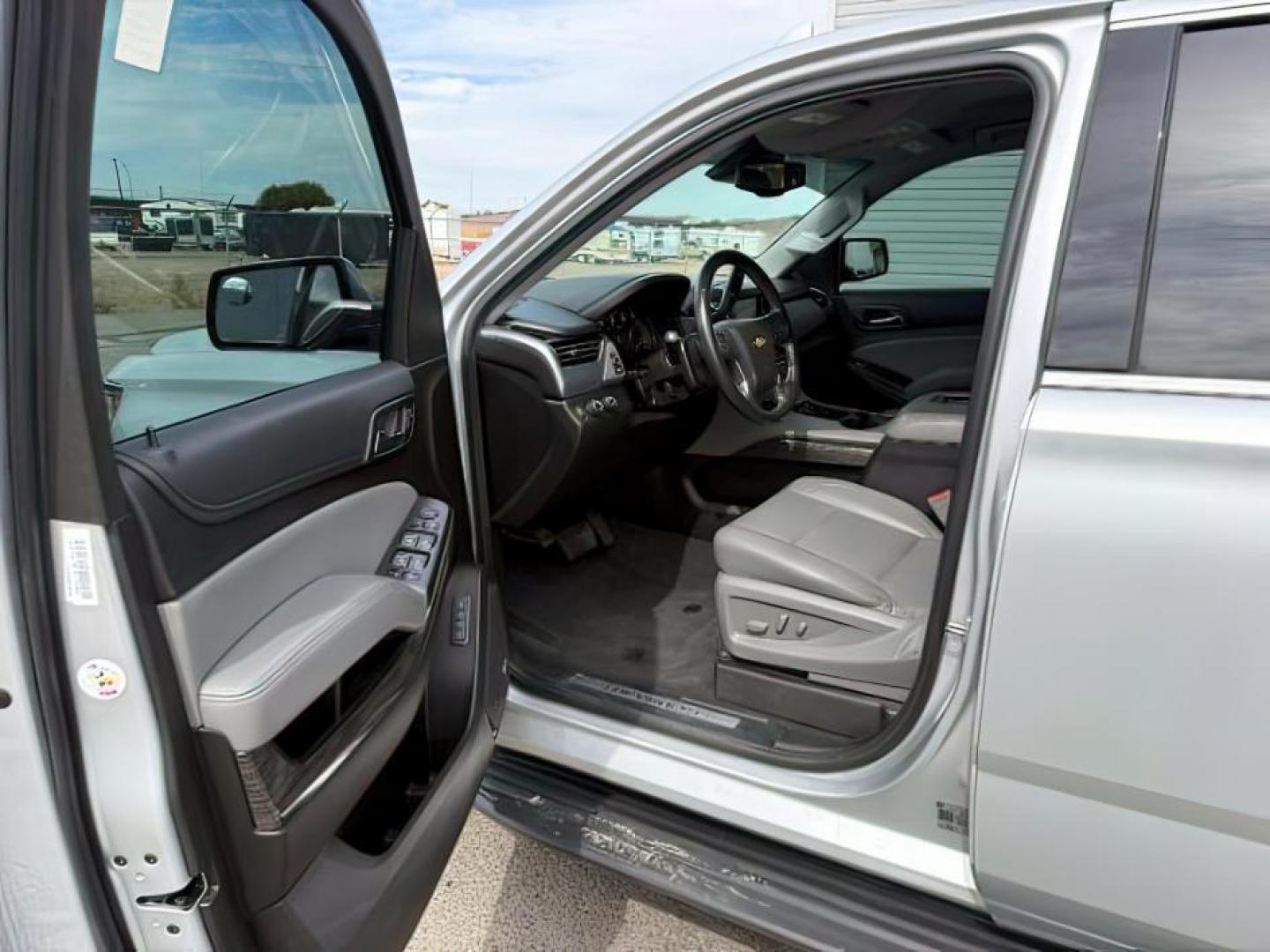 2020 Silver Ice Metallic /Jet Black Chevrolet Tahoe (1GNSKBKC7LR) with an EcoTec3 53L V-8 gasoline direct injection engine, Automatic transmission, located at 1175 N Woodruff Ave, Idaho Falls, ID, 83401, 43.506901, -111.999657 - At Timberline Auto, finding a great deal on your next vehicle is always easy! Our experienced sales staff's goal is to help find you the right vehicle at the right price! Our knowledgeable finance department has options for almost any credit score. We offer extended service contract options to prote - Photo#12