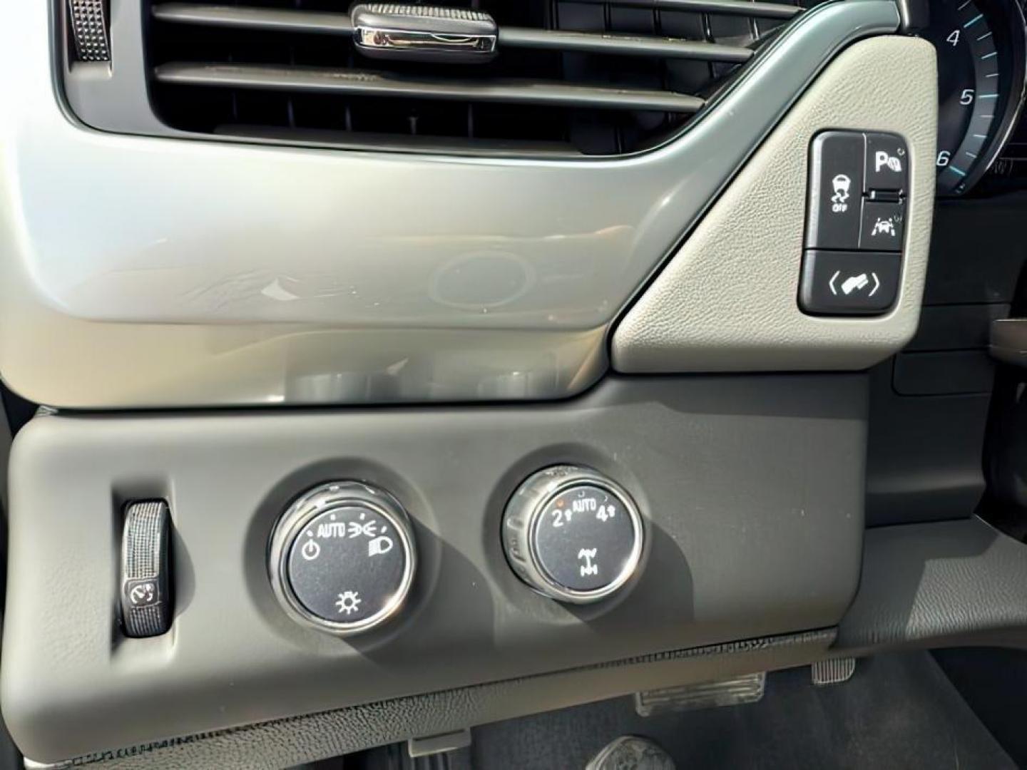 2020 Silver Ice Metallic /Jet Black Chevrolet Tahoe (1GNSKBKC7LR) with an EcoTec3 53L V-8 gasoline direct injection engine, Automatic transmission, located at 1175 N Woodruff Ave, Idaho Falls, ID, 83401, 43.506901, -111.999657 - At Timberline Auto, finding a great deal on your next vehicle is always easy! Our experienced sales staff's goal is to help find you the right vehicle at the right price! Our knowledgeable finance department has options for almost any credit score. We offer extended service contract options to prote - Photo#18