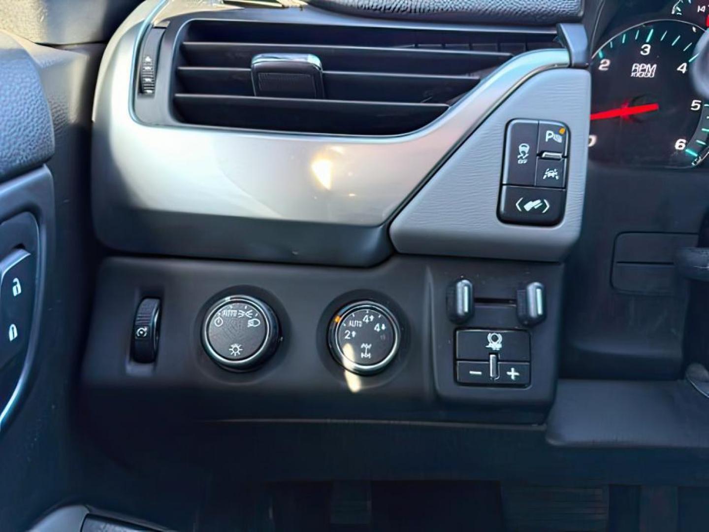 2016 GRAY /Jet Black/Dark Ash Chevrolet Tahoe (1GNSKBKC2GR) with an EcoTec3 53L V-8 gasoline direct injection engine, Automatic transmission, located at 1175 N Woodruff Ave, Idaho Falls, ID, 83401, 43.506901, -111.999657 - At Timberline Auto, finding a great deal on your next vehicle is always easy! Our experienced sales staff's goal is to help find you the right vehicle at the right price! Our knowledgeable finance department has options for almost any credit score. We offer extended service contract options to prote - Photo#19