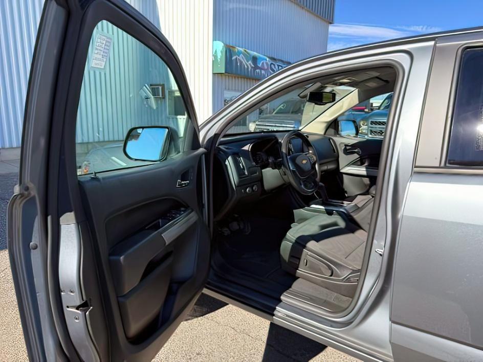 2021 GRAY /Jet Black Chevrolet Colorado 4WD Crew Cab Short Box LT (1GCGTCEN5M1) with an 3.6L V-6 gasoline direct injection engine, AUTOMATIC transmission, located at 1235 N Woodruff Ave., Idaho Falls, 83401, (208) 523-1053, 43.507172, -112.000488 - At Timberline Auto, finding a great deal on your next vehicle is always easy! Our experienced sales staff's goal is to help find you the right vehicle at the right price! Our knowledgeable finance department has options for almost any credit score. We offer extended service contract options to prote - Photo#10