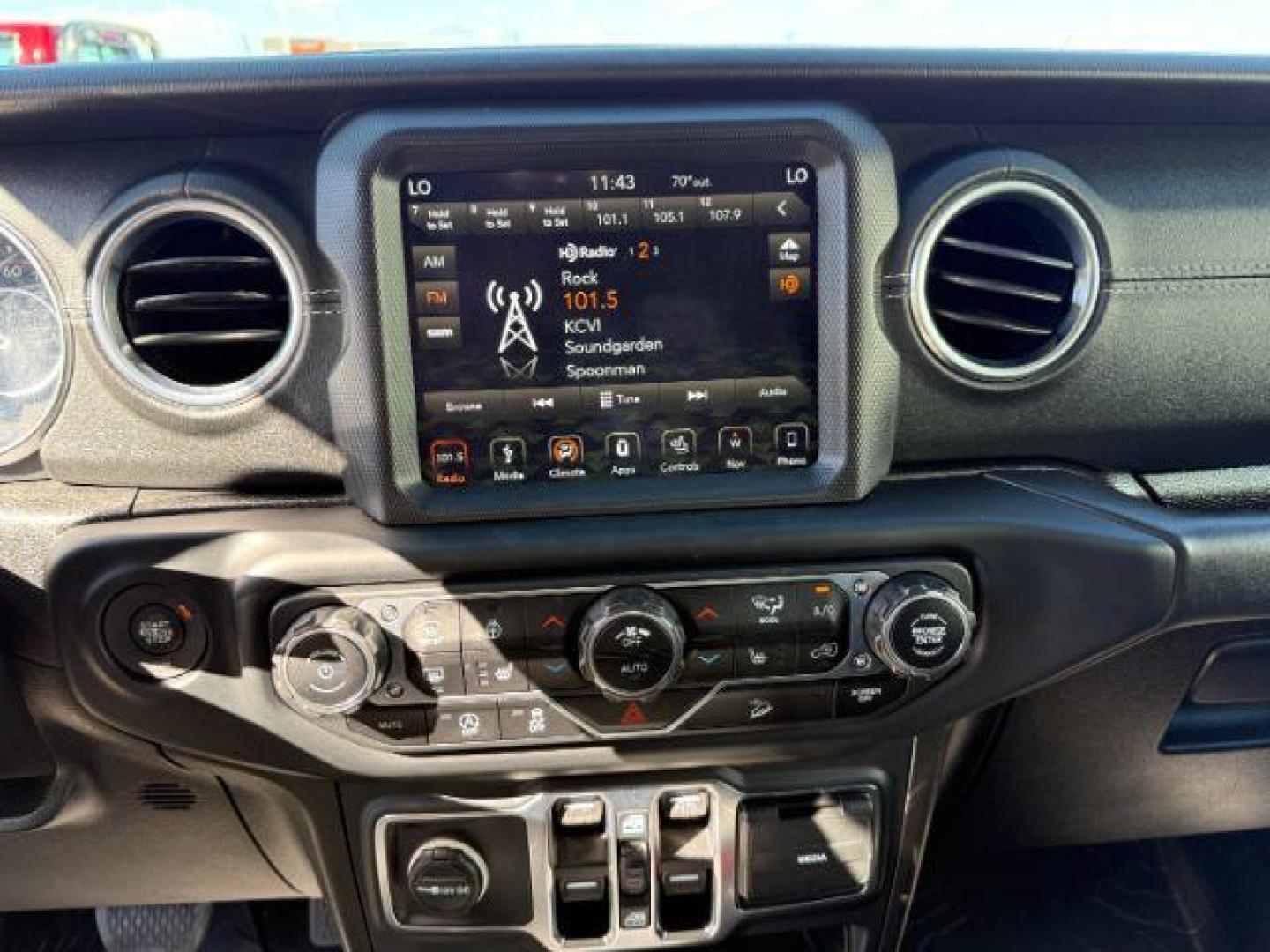 2019 BLACK /CLOTH Jeep Wrangler Unlimited (1C4HJXEN6KW) with an 20 TURBO engine, Automatic transmission, located at 1175 N Woodruff Ave, Idaho Falls, ID, 83401, 43.506901, -111.999657 - At Timberline Auto, finding a great deal on your next vehicle is always easy! Our experienced sales staff's goal is to help find you the right vehicle at the right price! Our knowledgeable finance department has options for almost any credit score. We offer extended service contract options to prote - Photo#16