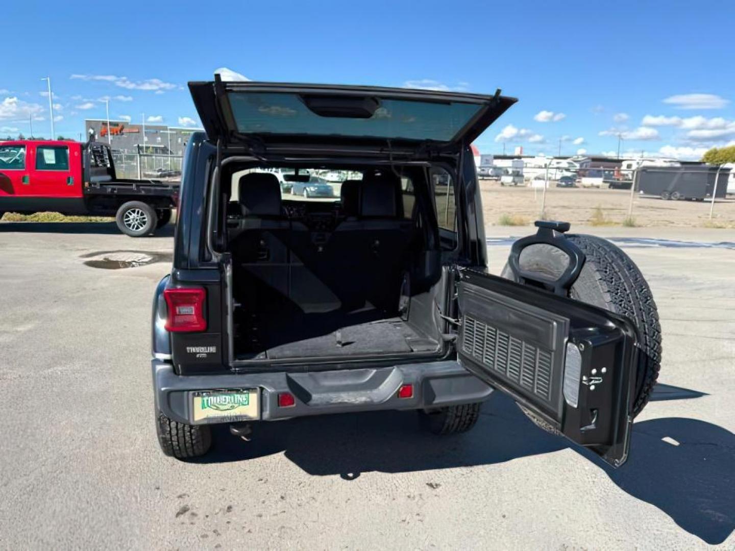 2019 BLACK /CLOTH Jeep Wrangler Unlimited (1C4HJXEN6KW) with an 20 TURBO engine, Automatic transmission, located at 1175 N Woodruff Ave, Idaho Falls, ID, 83401, 43.506901, -111.999657 - At Timberline Auto, finding a great deal on your next vehicle is always easy! Our experienced sales staff's goal is to help find you the right vehicle at the right price! Our knowledgeable finance department has options for almost any credit score. We offer extended service contract options to prote - Photo#4