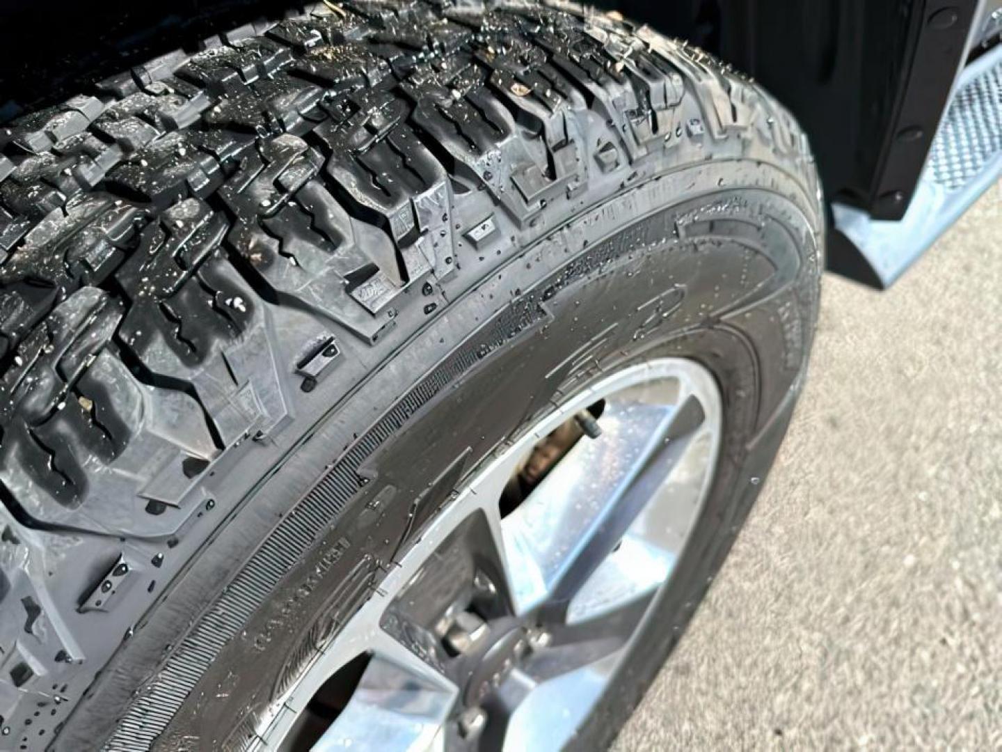 2019 BLACK /CLOTH Jeep Wrangler Unlimited (1C4HJXEN6KW) with an 20 TURBO engine, Automatic transmission, located at 1175 N Woodruff Ave, Idaho Falls, ID, 83401, 43.506901, -111.999657 - At Timberline Auto, finding a great deal on your next vehicle is always easy! Our experienced sales staff's goal is to help find you the right vehicle at the right price! Our knowledgeable finance department has options for almost any credit score. We offer extended service contract options to prote - Photo#10