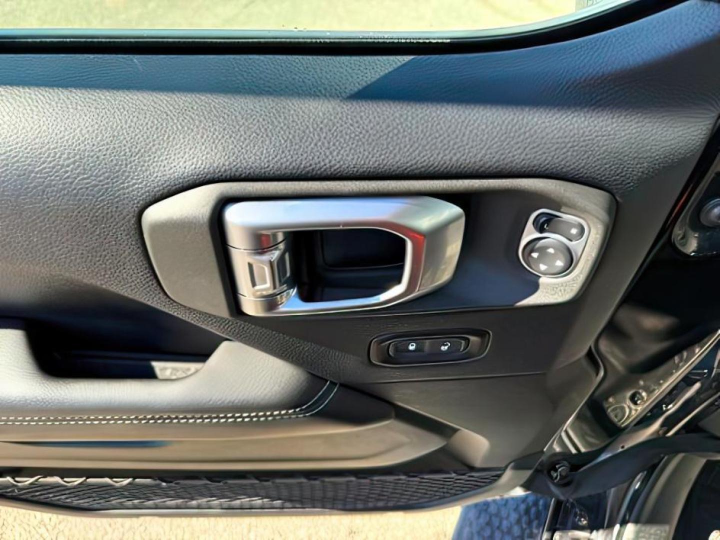2019 BLACK /CLOTH Jeep Wrangler Unlimited (1C4HJXEN6KW) with an 20 TURBO engine, Automatic transmission, located at 1175 N Woodruff Ave, Idaho Falls, ID, 83401, 43.506901, -111.999657 - At Timberline Auto, finding a great deal on your next vehicle is always easy! Our experienced sales staff's goal is to help find you the right vehicle at the right price! Our knowledgeable finance department has options for almost any credit score. We offer extended service contract options to prote - Photo#18