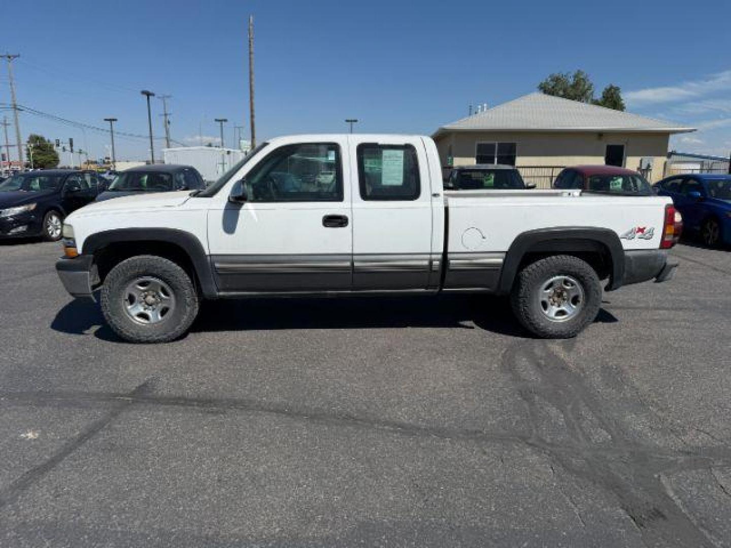 2000 Summit White /Graphite Chevrolet Silverado 1500 (1GCEK19V4YZ) with an Vortec 48L V-8 regular unleaded engine, Automatic transmission, located at 1175 N Woodruff Ave, Idaho Falls, ID, 83401, 43.506901, -111.999657 - At Timberline Auto, finding a great deal on your next vehicle is always easy! Our experienced sales staff's goal is to help find you the right vehicle at the right price! Our knowledgeable finance department has options for almost any credit score. We offer extended service contract options to prote - Photo#15