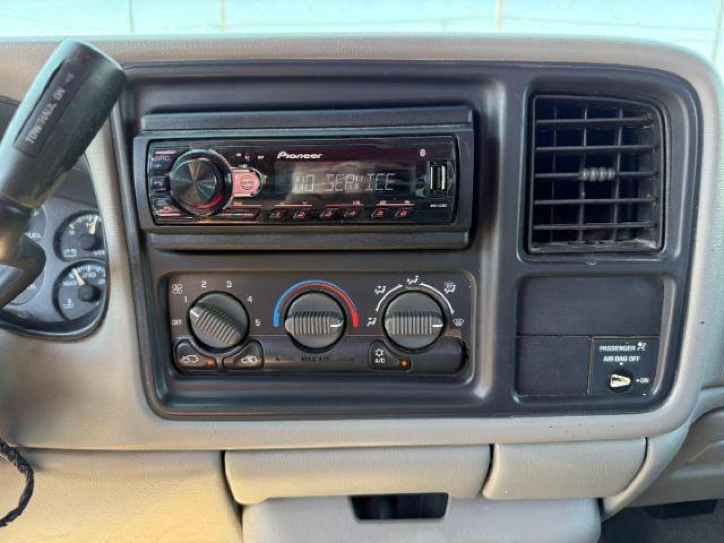 2000 Summit White /Graphite Chevrolet Silverado 1500 (1GCEK19V4YZ) with an Vortec 48L V-8 regular unleaded engine, Automatic transmission, located at 1175 N Woodruff Ave, Idaho Falls, ID, 83401, 43.506901, -111.999657 - At Timberline Auto, finding a great deal on your next vehicle is always easy! Our experienced sales staff's goal is to help find you the right vehicle at the right price! Our knowledgeable finance department has options for almost any credit score. We offer extended service contract options to prote - Photo#25