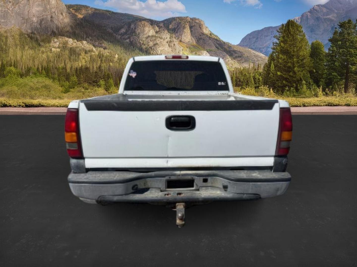 2000 Summit White /Graphite Chevrolet Silverado 1500 (1GCEK19V4YZ) with an Vortec 48L V-8 regular unleaded engine, Automatic transmission, located at 1175 N Woodruff Ave, Idaho Falls, ID, 83401, 43.506901, -111.999657 - At Timberline Auto, finding a great deal on your next vehicle is always easy! Our experienced sales staff's goal is to help find you the right vehicle at the right price! Our knowledgeable finance department has options for almost any credit score. We offer extended service contract options to prote - Photo#3