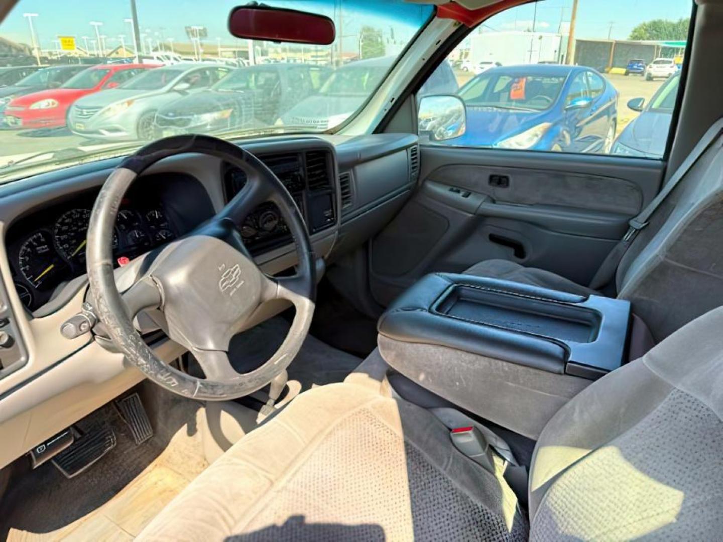 2000 Summit White /Graphite Chevrolet Silverado 1500 (1GCEK19V4YZ) with an Vortec 48L V-8 regular unleaded engine, Automatic transmission, located at 1175 N Woodruff Ave, Idaho Falls, ID, 83401, 43.506901, -111.999657 - At Timberline Auto, finding a great deal on your next vehicle is always easy! Our experienced sales staff's goal is to help find you the right vehicle at the right price! Our knowledgeable finance department has options for almost any credit score. We offer extended service contract options to prote - Photo#9