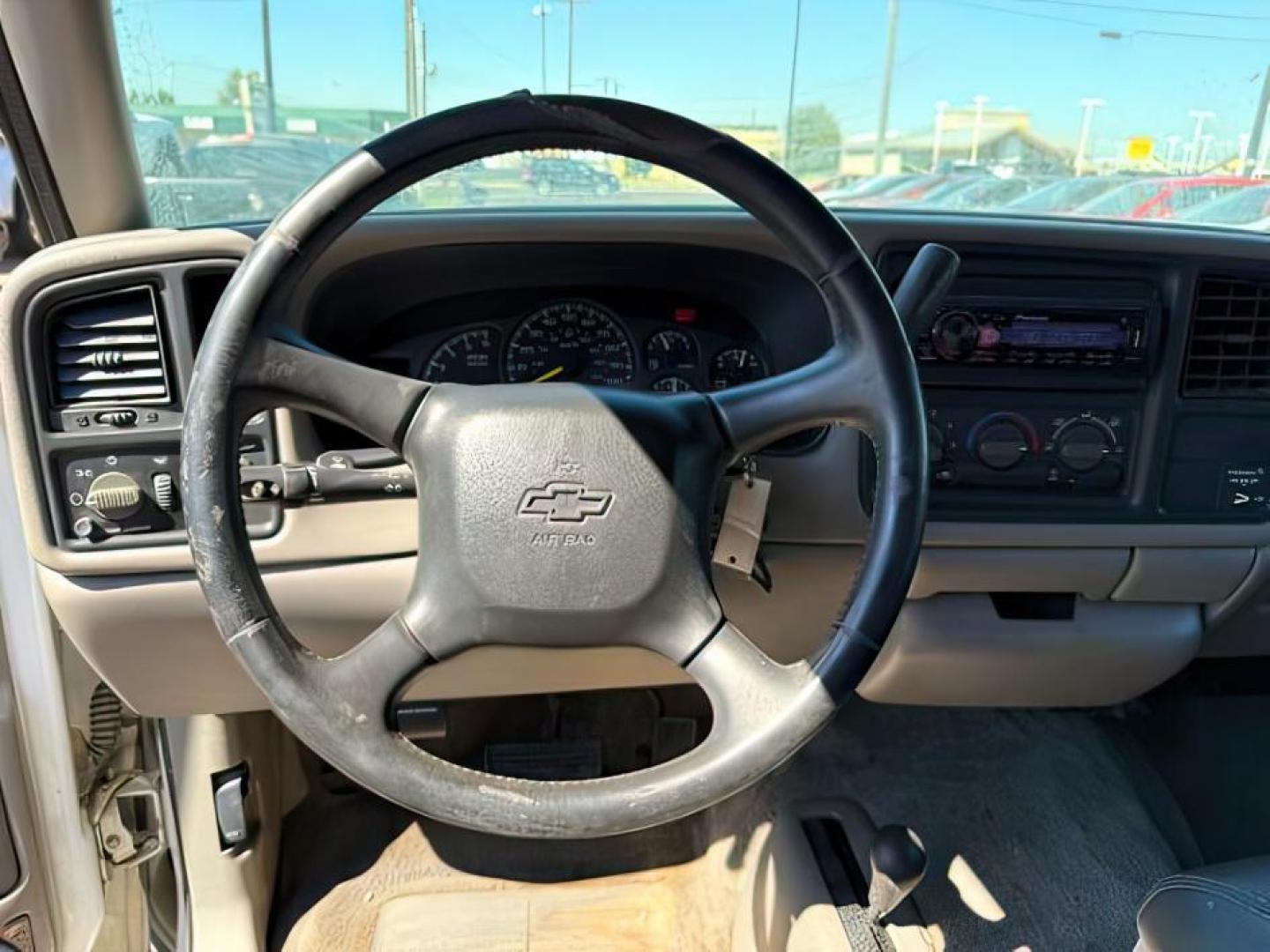 2000 Summit White /Graphite Chevrolet Silverado 1500 (1GCEK19V4YZ) with an Vortec 48L V-8 regular unleaded engine, Automatic transmission, located at 1175 N Woodruff Ave, Idaho Falls, ID, 83401, 43.506901, -111.999657 - At Timberline Auto, finding a great deal on your next vehicle is always easy! Our experienced sales staff's goal is to help find you the right vehicle at the right price! Our knowledgeable finance department has options for almost any credit score. We offer extended service contract options to prote - Photo#10