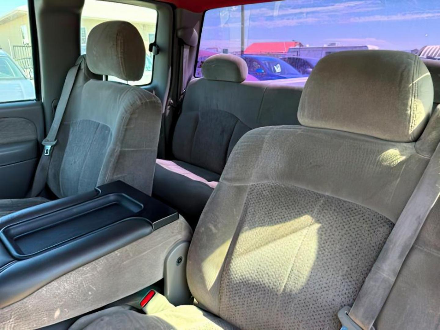 2000 Summit White /Graphite Chevrolet Silverado 1500 (1GCEK19V4YZ) with an Vortec 48L V-8 regular unleaded engine, Automatic transmission, located at 1175 N Woodruff Ave, Idaho Falls, ID, 83401, 43.506901, -111.999657 - At Timberline Auto, finding a great deal on your next vehicle is always easy! Our experienced sales staff's goal is to help find you the right vehicle at the right price! Our knowledgeable finance department has options for almost any credit score. We offer extended service contract options to prote - Photo#12