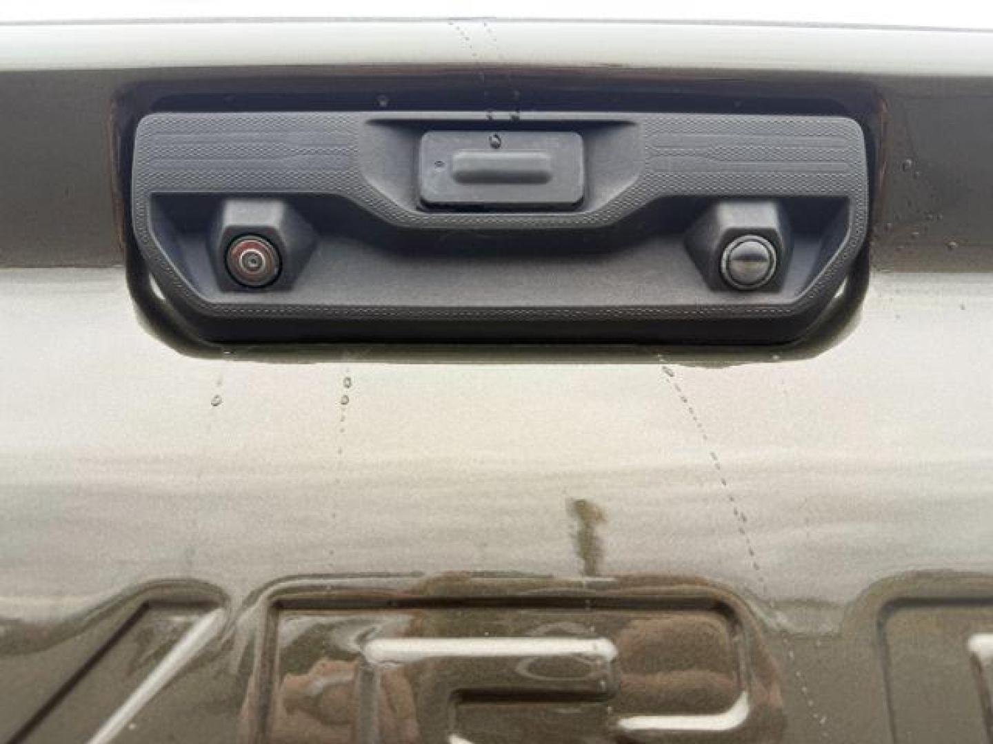 2022 GREEN /Jet Black Chevrolet Silverado 3500HD (1GC4YUEY1NF) with an Duramax 66L V-8 diesel direct injection engine, Automatic transmission, located at 1175 N Woodruff Ave, Idaho Falls, ID, 83401, 43.506901, -111.999657 - At Timberline Auto, finding a great deal on your next vehicle is always easy! Our experienced sales staff's goal is to help find you the right vehicle at the right price! Our knowledgeable finance department has options for almost any credit score. We offer extended service contract options to prote - Photo#29