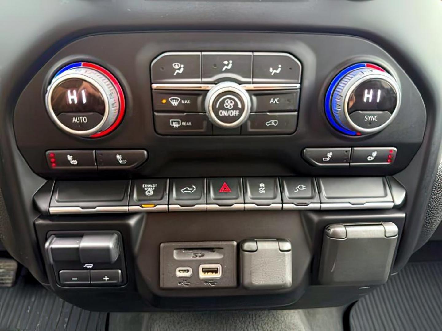 2022 GREEN /Jet Black Chevrolet Silverado 3500HD (1GC4YUEY1NF) with an Duramax 66L V-8 diesel direct injection engine, Automatic transmission, located at 1175 N Woodruff Ave, Idaho Falls, ID, 83401, 43.506901, -111.999657 - At Timberline Auto, finding a great deal on your next vehicle is always easy! Our experienced sales staff's goal is to help find you the right vehicle at the right price! Our knowledgeable finance department has options for almost any credit score. We offer extended service contract options to prote - Photo#17