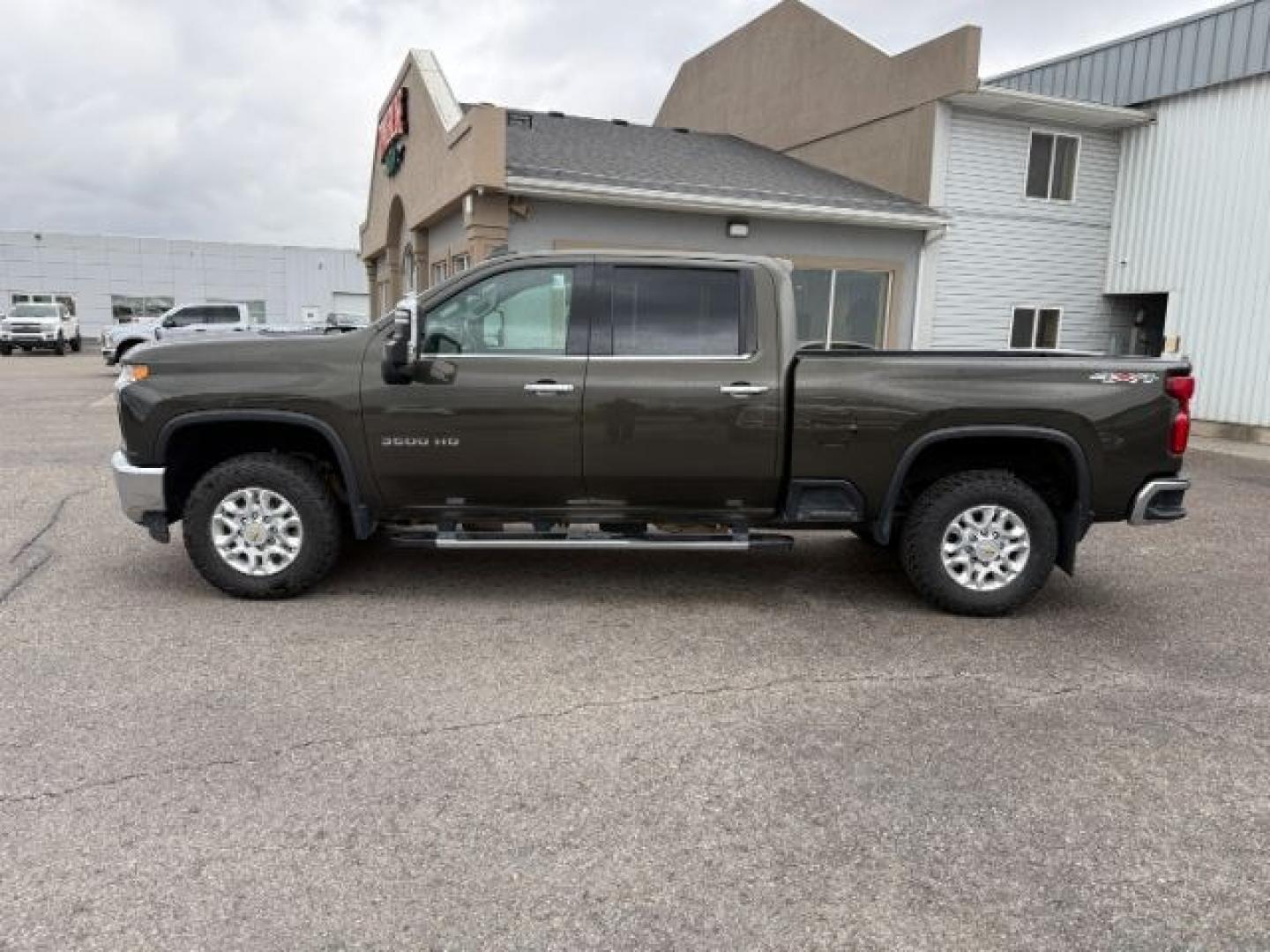 2022 GREEN /Jet Black Chevrolet Silverado 3500HD (1GC4YUEY1NF) with an Duramax 66L V-8 diesel direct injection engine, Automatic transmission, located at 1175 N Woodruff Ave, Idaho Falls, ID, 83401, 43.506901, -111.999657 - At Timberline Auto, finding a great deal on your next vehicle is always easy! Our experienced sales staff goal is to help find you the right vehicle at the right price! Our knowledgeable finance department has options for almost any credit score. We offer extended service contract options to prot - Photo#26