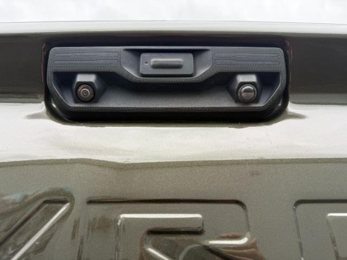 2022 GREEN /Jet Black Chevrolet Silverado 3500HD (1GC4YUEY1NF) with an Duramax 66L V-8 diesel direct injection engine, Automatic transmission, located at 1175 N Woodruff Ave, Idaho Falls, ID, 83401, 43.506901, -111.999657 - At Timberline Auto, finding a great deal on your next vehicle is always easy! Our experienced sales staff goal is to help find you the right vehicle at the right price! Our knowledgeable finance department has options for almost any credit score. We offer extended service contract options to prot - Photo#29