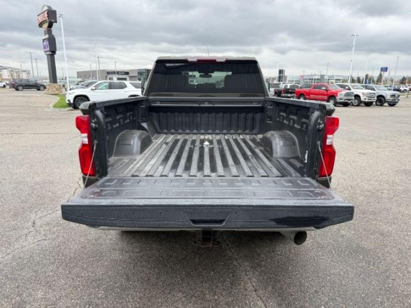 2022 GREEN /Jet Black Chevrolet Silverado 3500HD (1GC4YUEY1NF) with an Duramax 66L V-8 diesel direct injection engine, Automatic transmission, located at 1175 N Woodruff Ave, Idaho Falls, ID, 83401, 43.506901, -111.999657 - At Timberline Auto, finding a great deal on your next vehicle is always easy! Our experienced sales staff goal is to help find you the right vehicle at the right price! Our knowledgeable finance department has options for almost any credit score. We offer extended service contract options to prot - Photo#30