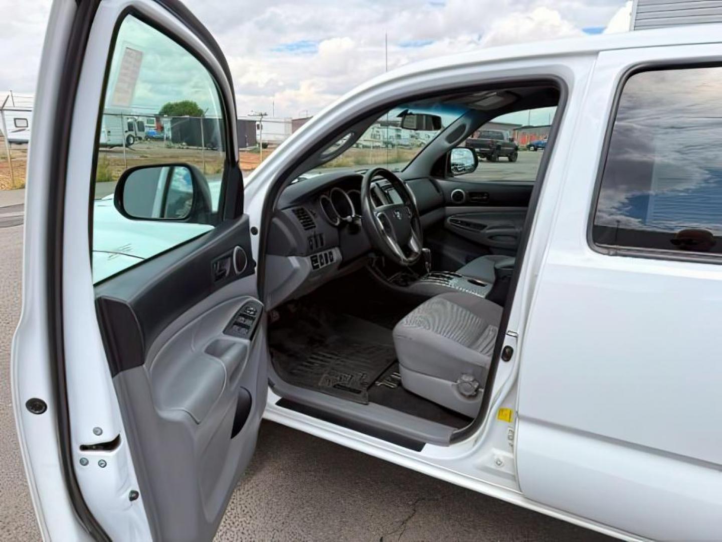 2014 Super White /Graphite Toyota Tacoma (3TMMU4FN9EM) with an 4L V-6 DOHC engine, Automatic transmission, located at 1175 N Woodruff Ave, Idaho Falls, ID, 83401, 43.506901, -111.999657 - Photo#10