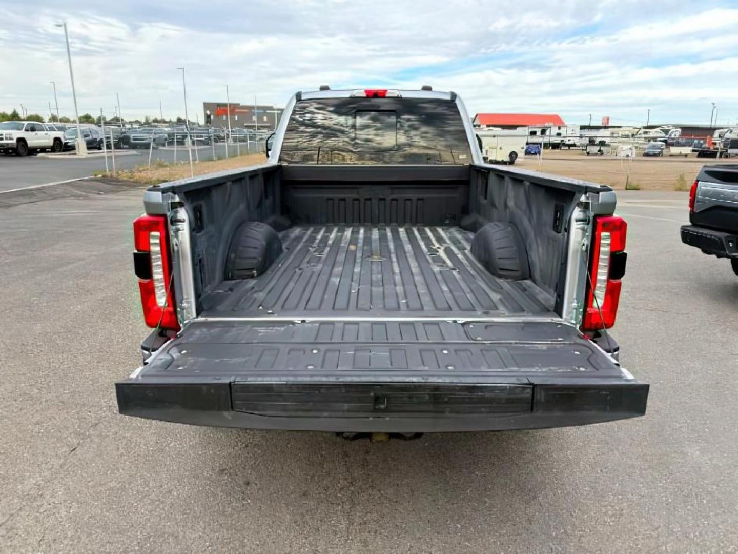 2024 SILVER /Black Onyx Ford F-350 (1FT8W3BM3RE) with an Powerstroke 67L V-8 diesel direct injection engine, Automatic transmission, located at 1175 N Woodruff Ave, Idaho Falls, ID, 83401, 43.506901, -111.999657 - At Timberline Auto, finding a great deal on your next vehicle is always easy! Our experienced sales staff's goal is to help find you the right vehicle at the right price! Our knowledgeable finance department has options for almost any credit score. We offer extended service contract options to prote - Photo#5