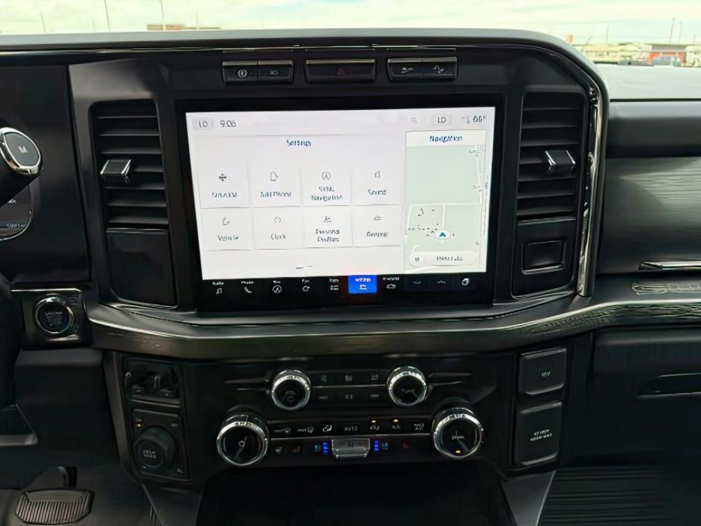 2024 SILVER /Black Onyx Ford F-350 (1FT8W3BM3RE) with an Powerstroke 67L V-8 diesel direct injection engine, Automatic transmission, located at 1175 N Woodruff Ave, Idaho Falls, ID, 83401, 43.506901, -111.999657 - At Timberline Auto, finding a great deal on your next vehicle is always easy! Our experienced sales staff's goal is to help find you the right vehicle at the right price! Our knowledgeable finance department has options for almost any credit score. We offer extended service contract options to prote - Photo#14