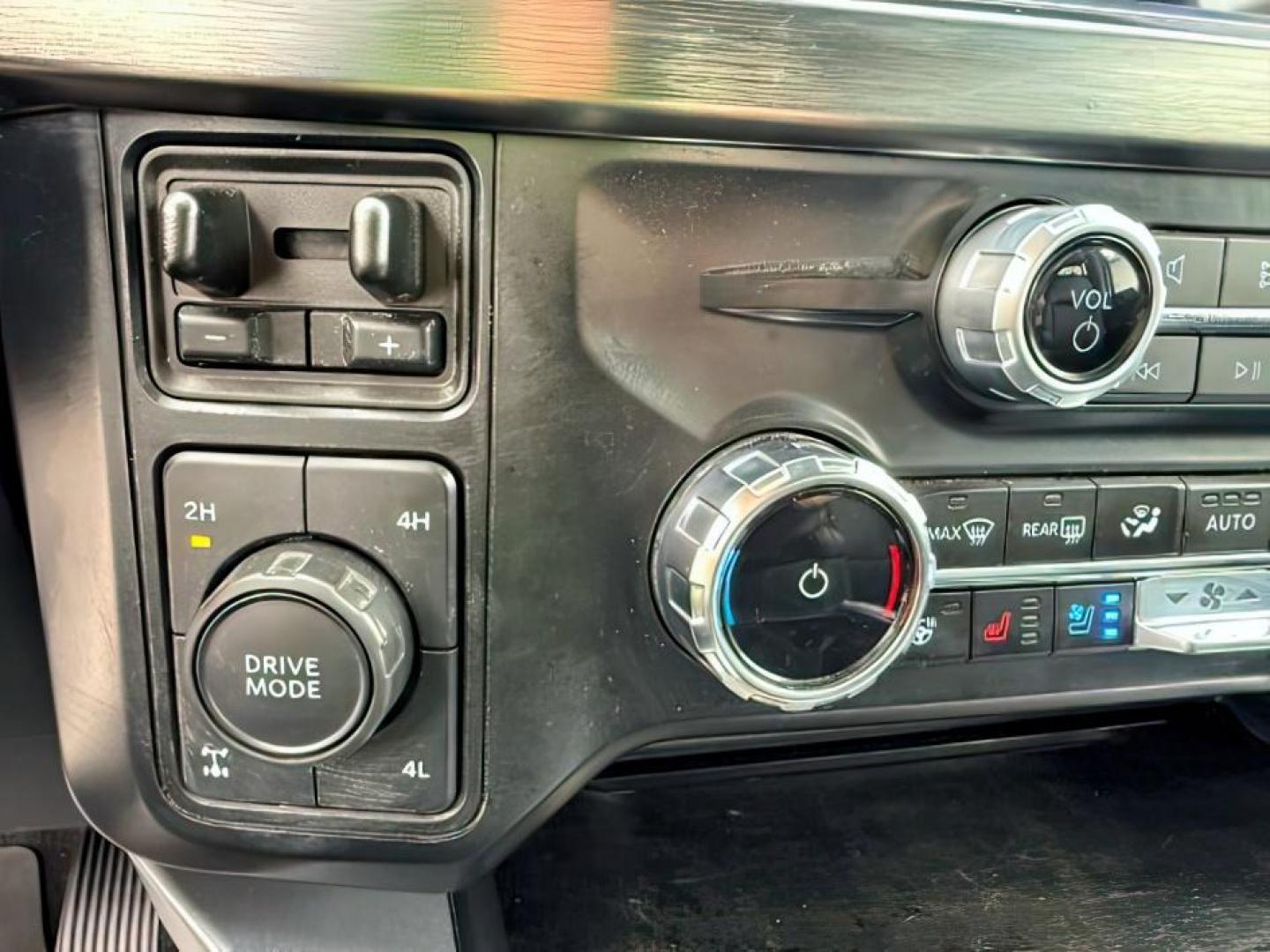 2024 SILVER /Black Onyx Ford F-350 (1FT8W3BM3RE) with an Powerstroke 67L V-8 diesel direct injection engine, Automatic transmission, located at 1175 N Woodruff Ave, Idaho Falls, ID, 83401, 43.506901, -111.999657 - At Timberline Auto, finding a great deal on your next vehicle is always easy! Our experienced sales staff's goal is to help find you the right vehicle at the right price! Our knowledgeable finance department has options for almost any credit score. We offer extended service contract options to prote - Photo#15