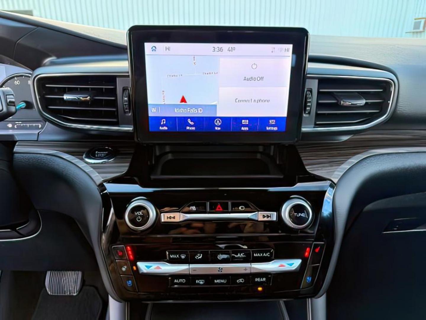 2022 Iconic Silver Metallic /Ebony Ford Explorer (1FMSK8FH6NG) with an 33L V-6 portdirect injection engine, Automatic transmission, located at 1175 N Woodruff Ave, Idaho Falls, ID, 83401, 43.506901, -111.999657 - At Timberline Auto, finding a great deal on your next vehicle is always easy! Our experienced sales staff's goal is to help find you the right vehicle at the right price! Our knowledgeable finance department has options for almost any credit score. We offer extended service contract options to prote - Photo#17