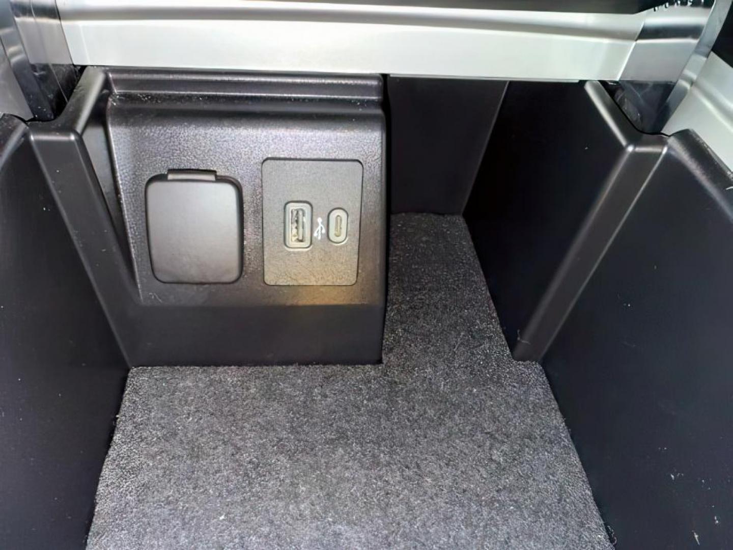 2022 Iconic Silver Metallic /Ebony Ford Explorer (1FMSK8FH6NG) with an 33L V-6 portdirect injection engine, Automatic transmission, located at 1175 N Woodruff Ave, Idaho Falls, ID, 83401, 43.506901, -111.999657 - At Timberline Auto, finding a great deal on your next vehicle is always easy! Our experienced sales staff's goal is to help find you the right vehicle at the right price! Our knowledgeable finance department has options for almost any credit score. We offer extended service contract options to prote - Photo#19