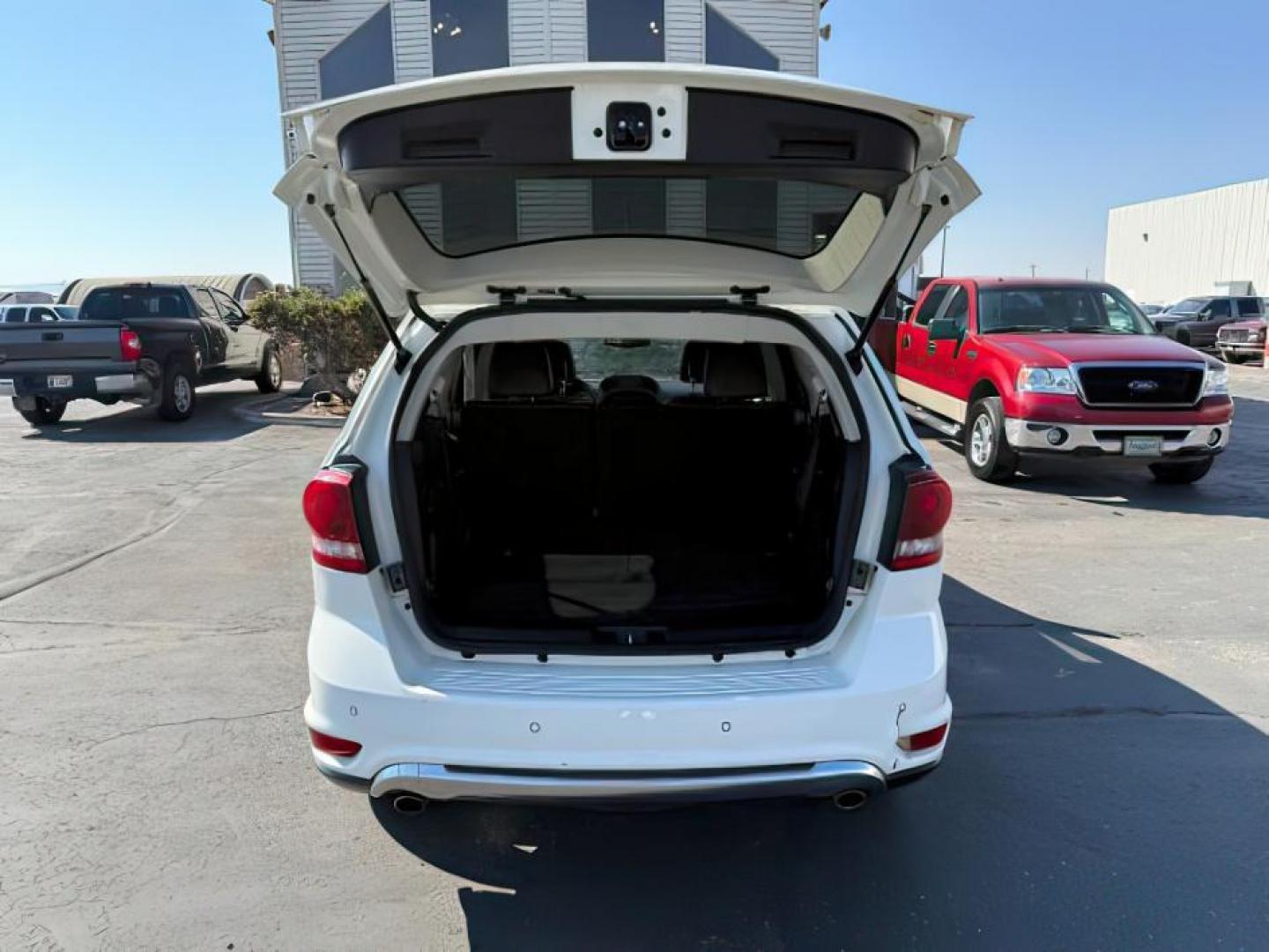 2018 Vice White /Black Dodge Journey (3C4PDDGG0JT) with an Pentastar 36L V-6 DOHC engine, Automatic transmission, located at 1175 N Woodruff Ave, Idaho Falls, ID, 83401, 43.506901, -111.999657 - At Timberline Auto, finding a great deal on your next vehicle is always easy! Our experienced sales staff's goal is to help find you the right vehicle at the right price! Our knowledgeable finance department has options for almost any credit score. We offer extended service contract options to prote - Photo#4