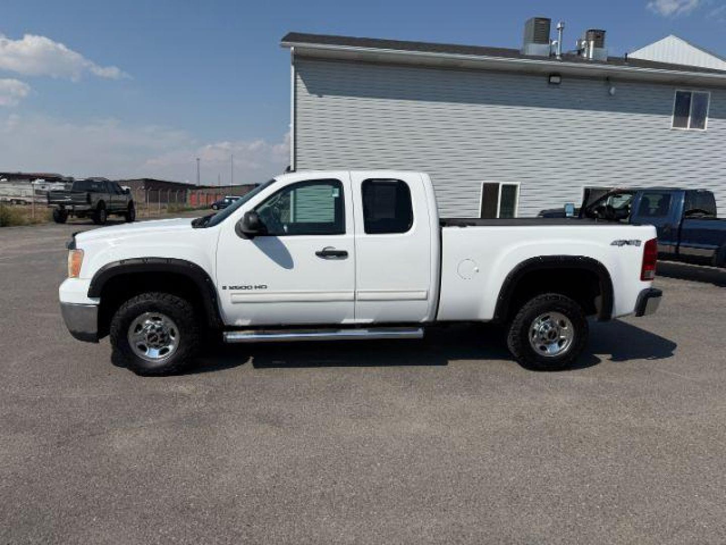 2009 Summit White /Dark Titanium GMC Sierra 2500HD (1GTHK49K19E) with an Vortec 6L V-8 variable valve control engine, Automatic transmission, located at 1175 N Woodruff Ave, Idaho Falls, ID, 83401, 43.506901, -111.999657 - At Timberline Auto, finding a great deal on your next vehicle is always easy! Our experienced sales staff's goal is to help find you the right vehicle at the right price! Our knowledgeable finance department has options for almost any credit score. We offer extended service contract options to prote - Photo#1
