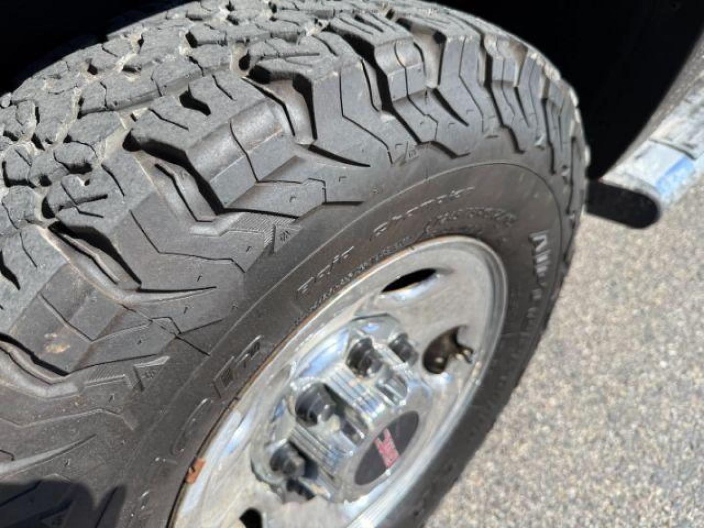 2009 Summit White /Dark Titanium GMC Sierra 2500HD (1GTHK49K19E) with an Vortec 6L V-8 variable valve control engine, Automatic transmission, located at 1175 N Woodruff Ave, Idaho Falls, ID, 83401, 43.506901, -111.999657 - At Timberline Auto, finding a great deal on your next vehicle is always easy! Our experienced sales staff's goal is to help find you the right vehicle at the right price! Our knowledgeable finance department has options for almost any credit score. We offer extended service contract options to prote - Photo#27