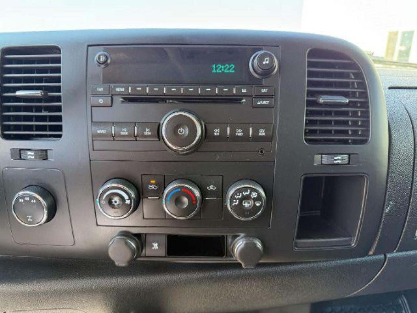 2009 Summit White /Dark Titanium GMC Sierra 2500HD (1GTHK49K19E) with an Vortec 6L V-8 variable valve control engine, Automatic transmission, located at 1175 N Woodruff Ave, Idaho Falls, ID, 83401, 43.506901, -111.999657 - At Timberline Auto, finding a great deal on your next vehicle is always easy! Our experienced sales staff's goal is to help find you the right vehicle at the right price! Our knowledgeable finance department has options for almost any credit score. We offer extended service contract options to prote - Photo#32
