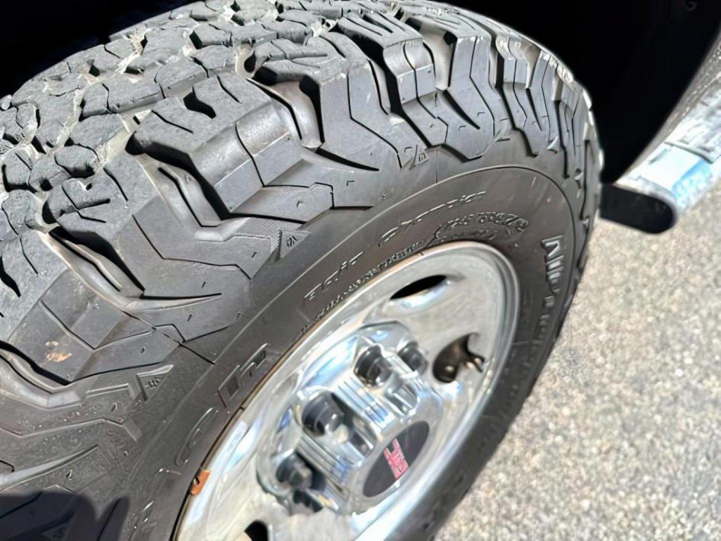 2009 Summit White /Dark Titanium GMC Sierra 2500HD (1GTHK49K19E) with an Vortec 6L V-8 variable valve control engine, Automatic transmission, located at 1175 N Woodruff Ave, Idaho Falls, ID, 83401, 43.506901, -111.999657 - At Timberline Auto, finding a great deal on your next vehicle is always easy! Our experienced sales staff's goal is to help find you the right vehicle at the right price! Our knowledgeable finance department has options for almost any credit score. We offer extended service contract options to prote - Photo#7