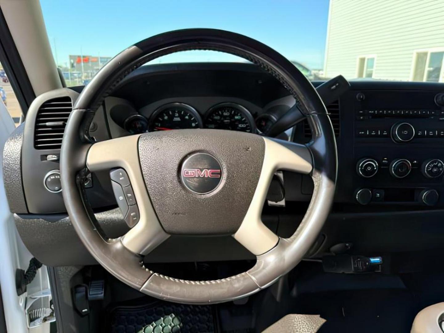 2009 Summit White /Dark Titanium GMC Sierra 2500HD (1GTHK49K19E) with an Vortec 6L V-8 variable valve control engine, Automatic transmission, located at 1175 N Woodruff Ave, Idaho Falls, ID, 83401, 43.506901, -111.999657 - At Timberline Auto, finding a great deal on your next vehicle is always easy! Our experienced sales staff's goal is to help find you the right vehicle at the right price! Our knowledgeable finance department has options for almost any credit score. We offer extended service contract options to prote - Photo#11