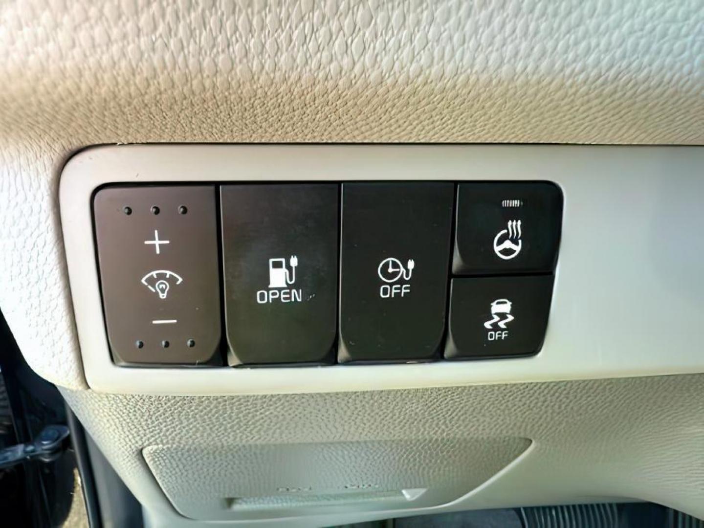 2016 BLACK /Gray Two-Tone, cloth KIA Soul EV (KNDJX3AE5G7) with an ELECTRIC engine, Automatic transmission, located at 1175 N Woodruff Ave, Idaho Falls, ID, 83401, 43.506901, -111.999657 - At Timberline Auto, finding a great deal on your next vehicle is always easy! Our experienced sales staff's goal is to help find you the right vehicle at the right price! Our knowledgeable finance department has options for almost any credit score. We offer extended service contract options to prote - Photo#17