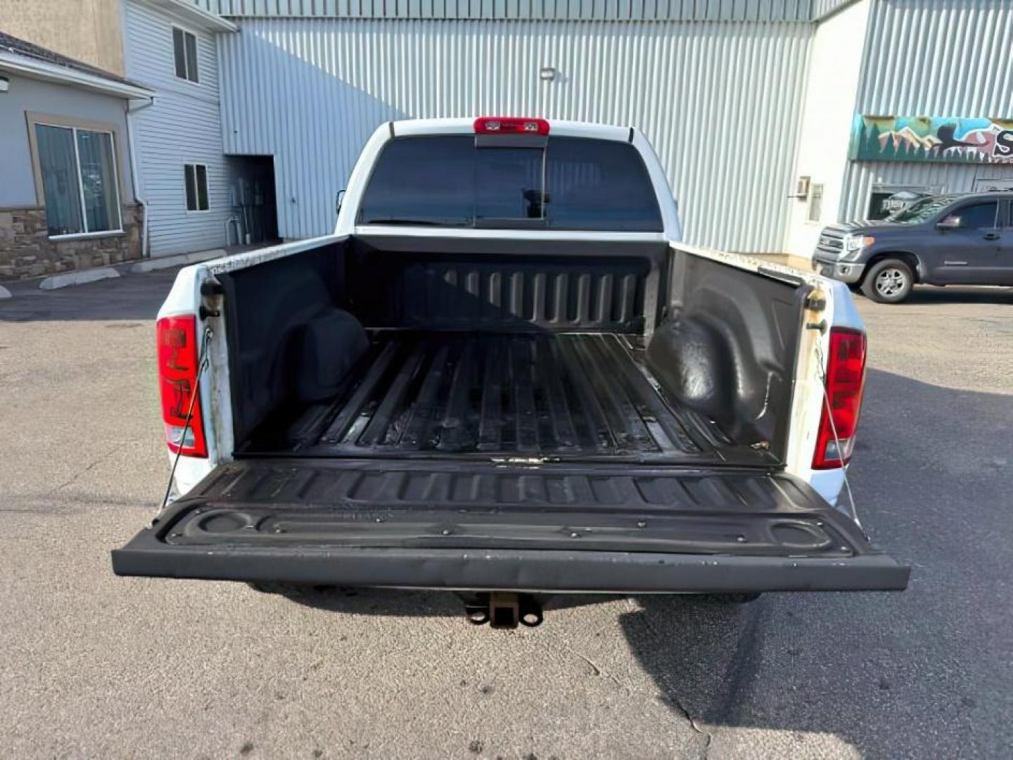 2003 WHITE /Dark Slate Gray Dodge Ram 3500 (3D7LU38653G) with an Cummins 59L I-6 diesel direct injection engine, Automatic transmission, located at 1175 N Woodruff Ave, Idaho Falls, ID, 83401, 43.506901, -111.999657 - At Timberline Auto, finding a great deal on your next vehicle is always easy! Our experienced sales staff's goal is to help find you the right vehicle at the right price! Our knowledgeable finance department has options for almost any credit score. We offer extended service contract options to prote - Photo#4