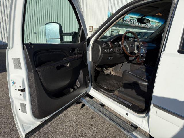 2012 Summit White /Ebony GMC Sierra 3500HD Denali (1GT426C86CF) with an 6.6L V8 16V OHV TURBO DIESEL engine, AUTOMATIC transmission, located at 1235 N Woodruff Ave., Idaho Falls, 83401, (208) 523-1053, 43.507172, -112.000488 - At Timberline Auto, finding a great deal on your next vehicle is always easy! Our experienced sales staff's goal is to help find you the right vehicle at the right price! Our knowledgeable finance department has options for almost any credit score. We offer extended service contract options to prote - Photo#34