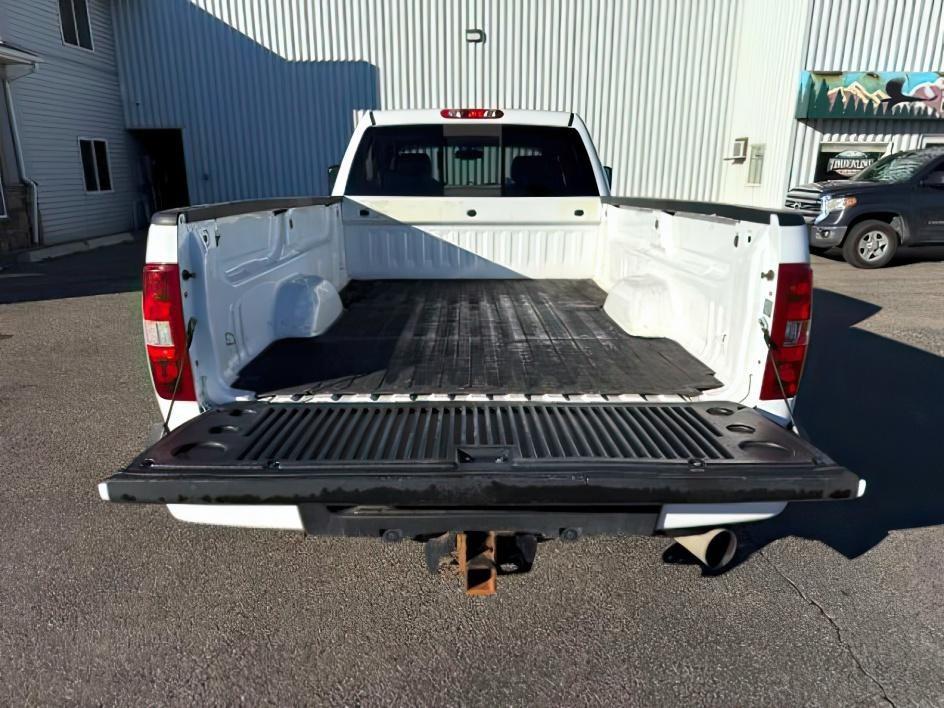 2012 Summit White /Ebony GMC Sierra 3500HD Denali (1GT426C86CF) with an 6.6L V8 16V OHV TURBO DIESEL engine, AUTOMATIC transmission, located at 1235 N Woodruff Ave., Idaho Falls, 83401, (208) 523-1053, 43.507172, -112.000488 - At Timberline Auto, finding a great deal on your next vehicle is always easy! Our experienced sales staff's goal is to help find you the right vehicle at the right price! Our knowledgeable finance department has options for almost any credit score. We offer extended service contract options to prote - Photo#5