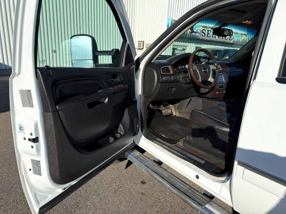 2012 Summit White /Ebony GMC Sierra 3500HD Denali (1GT426C86CF) with an 6.6L V8 16V OHV TURBO DIESEL engine, AUTOMATIC transmission, located at 1235 N Woodruff Ave., Idaho Falls, 83401, (208) 523-1053, 43.507172, -112.000488 - At Timberline Auto, finding a great deal on your next vehicle is always easy! Our experienced sales staff's goal is to help find you the right vehicle at the right price! Our knowledgeable finance department has options for almost any credit score. We offer extended service contract options to prote - Photo#11