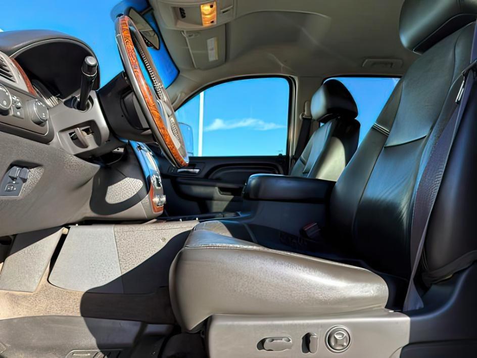 2012 Summit White /Ebony GMC Sierra 3500HD Denali (1GT426C86CF) with an 6.6L V8 16V OHV TURBO DIESEL engine, AUTOMATIC transmission, located at 1235 N Woodruff Ave., Idaho Falls, 83401, (208) 523-1053, 43.507172, -112.000488 - At Timberline Auto, finding a great deal on your next vehicle is always easy! Our experienced sales staff's goal is to help find you the right vehicle at the right price! Our knowledgeable finance department has options for almost any credit score. We offer extended service contract options to prote - Photo#12